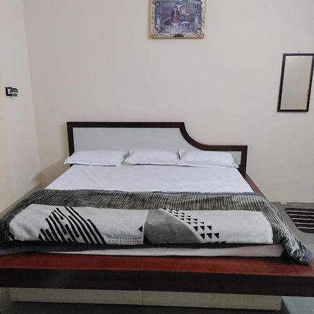 Ramashray Guest House Uddzsaín Kültér fotó