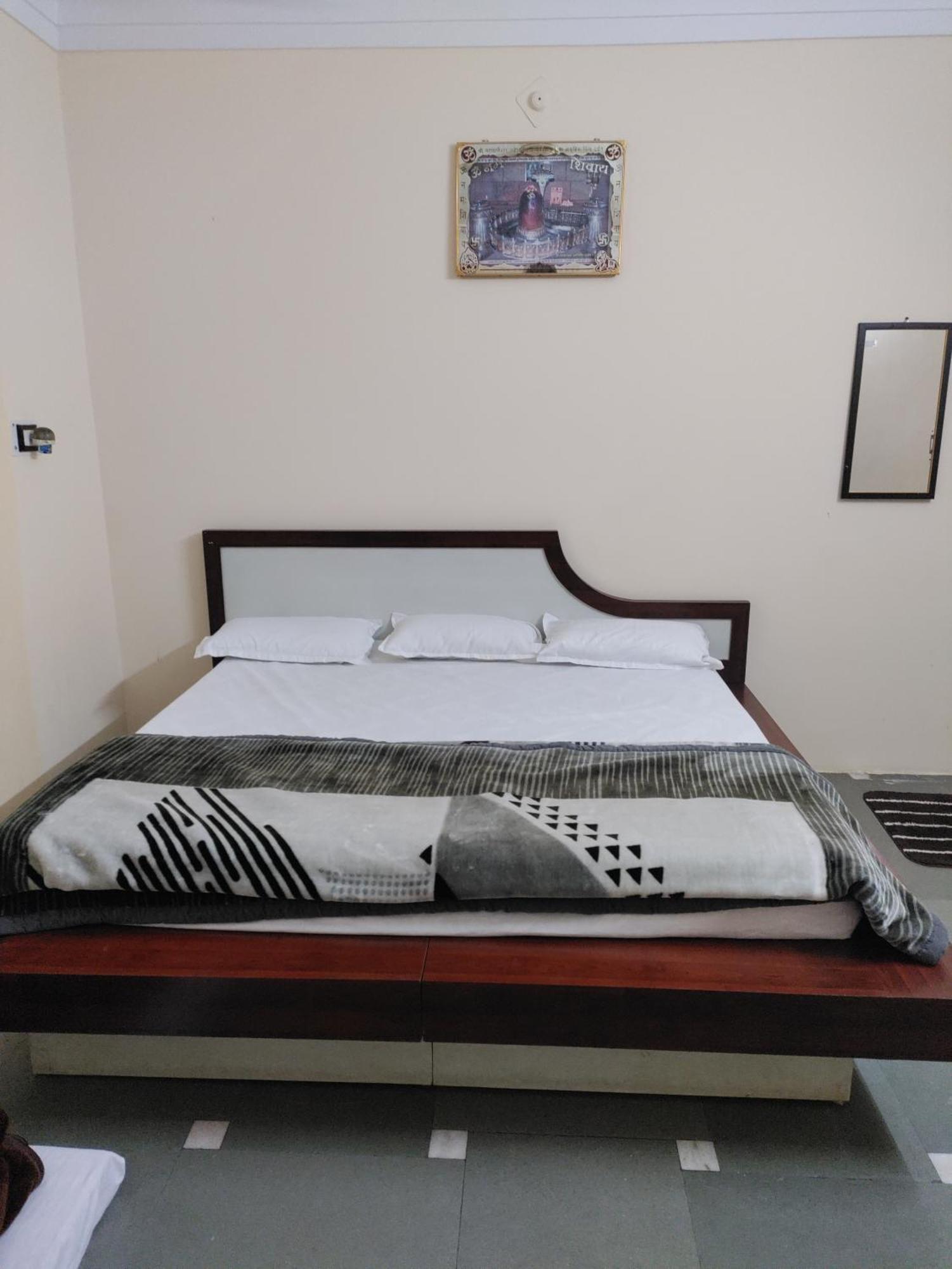 Ramashray Guest House Uddzsaín Kültér fotó